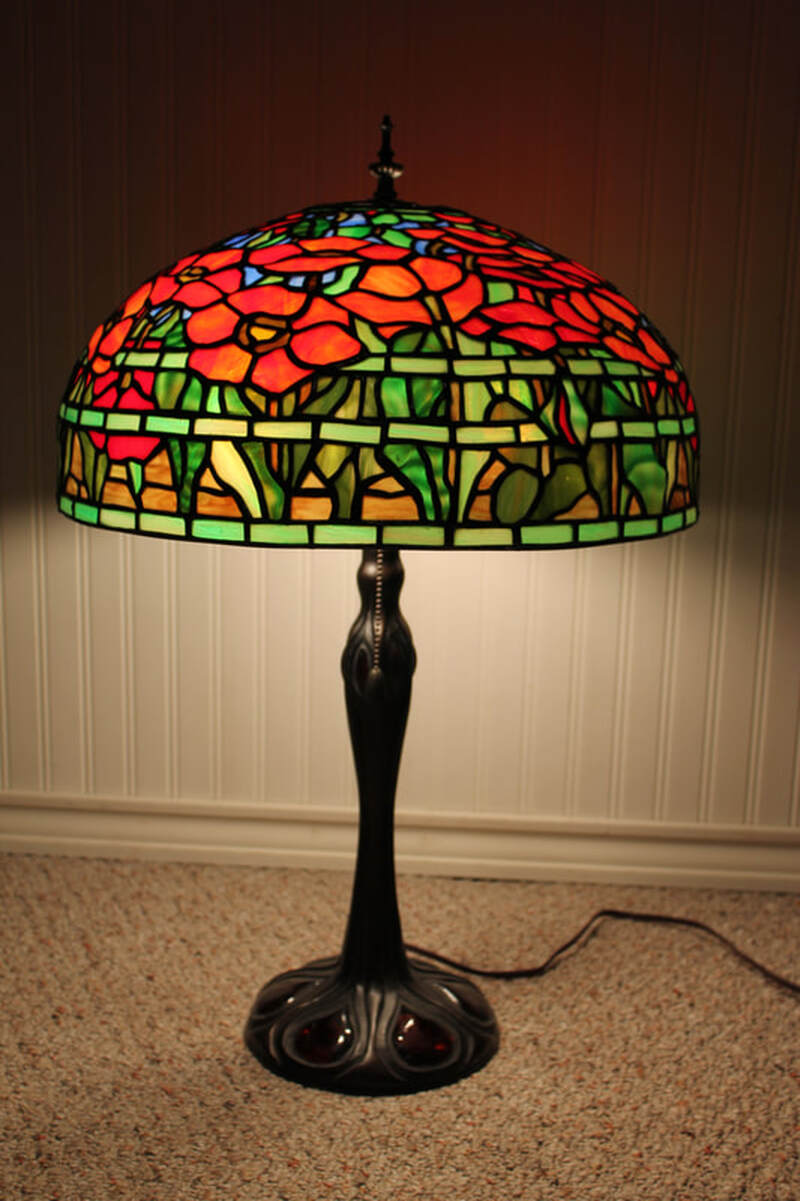 Tiffany pattern Poppy Lamp (785 pieces)